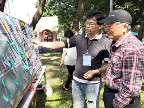 三民公園活動照片，民眾表達自己在公園的各項使用上的問題及需求(圖片來源：臺北市政府工務局公園路燈工程管理處)
