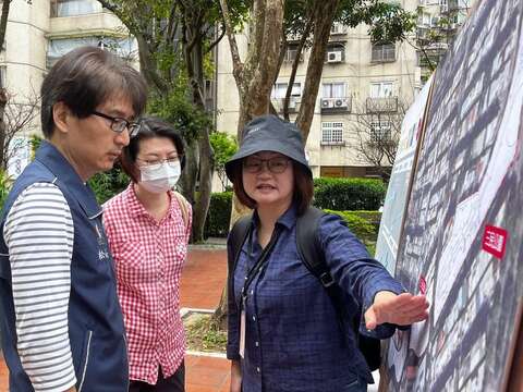 富錦里李煥中里長現場討論富民生態公園的改造需求(圖片來源：臺北市政府工務局公園路燈工程管理處)
