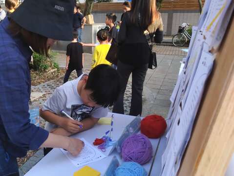富民生態公園活動照片，小朋友也一起參與意見表達(圖片來源：臺北市政府工務局公園路燈工程管理處)