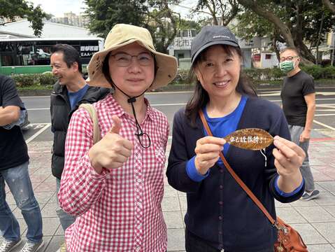 新益里王敏茹里長熱情參與工作坊活動(圖片來源：臺北市政府工務局公園路燈工程管理處)