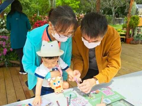 「杜鵑敲敲畫」也是親子可以一同創作的課程(圖片來源：臺北市政府工務局公園路燈工程管理處)