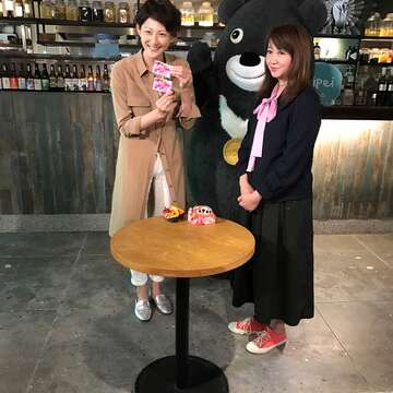 簡余晏致贈蜷川實花掌鏡以杜鵑花為題的悠遊卡予森本沙也加