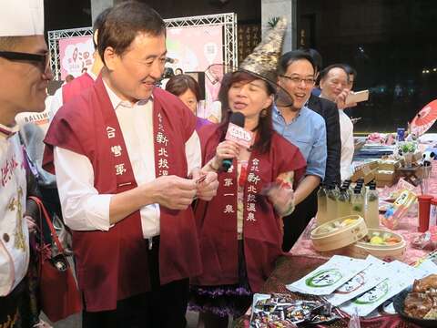 臺北溫泉季展攤提供豐富美食，臺北市副市長陳景峻（左2）邀請大家到訪