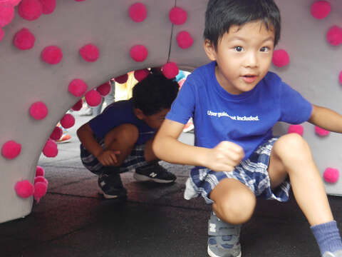 大安區的兒童志氣公園中，小朋友們在舊水塔改造成的水塔隧道玩得不亦樂乎。（圖／台北市政府文化局提供）