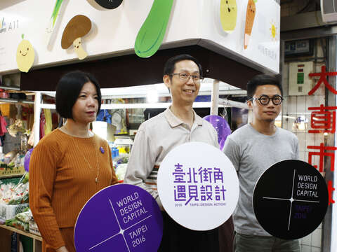 走入大直市場即能欣賞到名設計師為店家量身打造的招牌。（圖／台北市政府文化局提供）