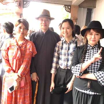 簡余晏(右1)與活動發起人-周奕成(左2)共同邀請民眾走訪大稻埕