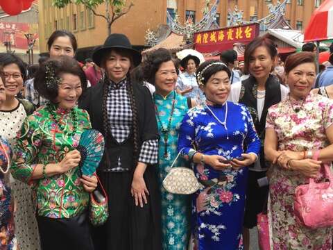 熱情民眾邀請簡余晏(左3)合照