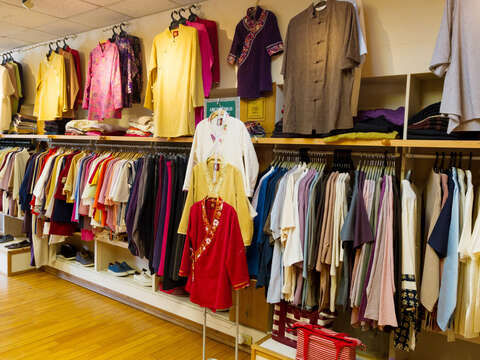 萬華保留了許多珍貴的傳統產業，成衣業即是其中一項代表性產業。（林衍億攝）