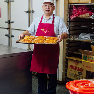 以手工古法製作的傳統漢餅，承載著三代的用心與堅持。（林衍億攝）