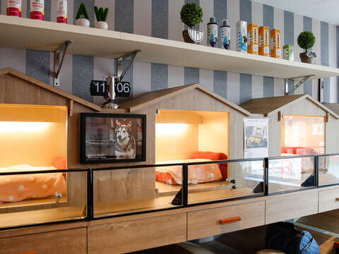 小型獨立的「HOTEL」，提供寵物安親服務，讓主人可以稍做休憩。（楊智仁攝）