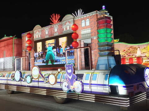 台北市花車呈現許多著名地標,並結合LED屏幕,展現新舊融合的魅力。(圖/台北市政府觀光傳播局提供)