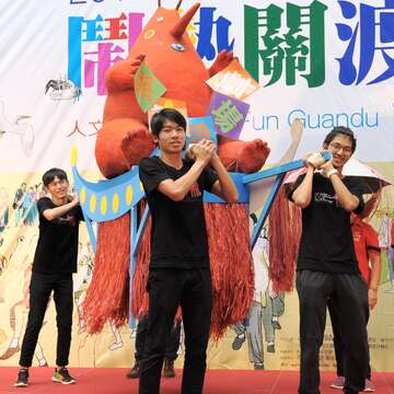 北藝大劇場設計系學生發揮創意製作劇獸參與遊行