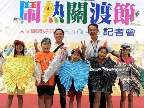 關渡國小學生變身候鳥加入踩街行列