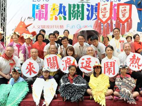 陳董事長(左3)、簡局長(左4)、楊校長(左5)、魏永續長(左6)邀請民眾來關渡逗鬧熱