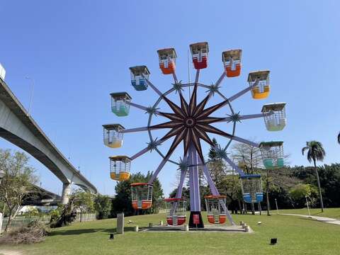 摩天輪正面照片(圖片來源：臺北市政府工務局公園路燈工程管理處)