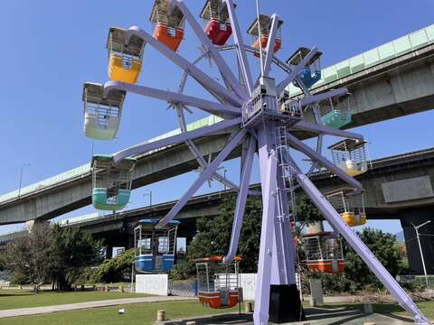 摩天輪背面照片(圖片來源：臺北市政府工務局公園路燈工程管理處)