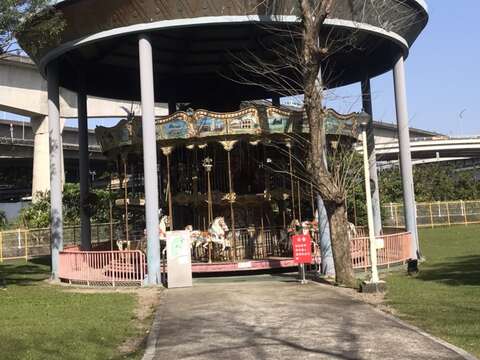 旋轉木馬照片(圖片來源：臺北市政府工務局公園路燈工程管理處)