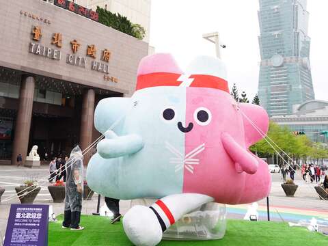 월드 마스터스 게임! 시민광장에 등장한 4미터짜리 대회 마스코트