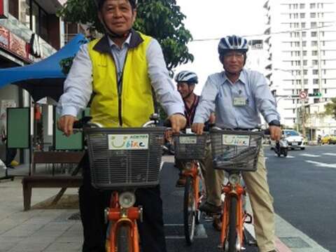工務局彭局長、交通局張局長與記者試騎松江路自行車道