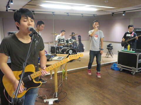 勞動服務樂團 與青少年互動   現場示範演出