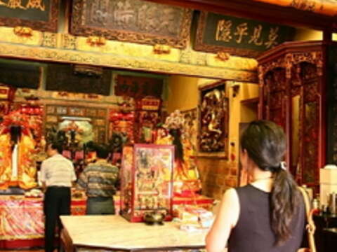 Old Man under the Moon to Visit Japan for Matchmaking Service