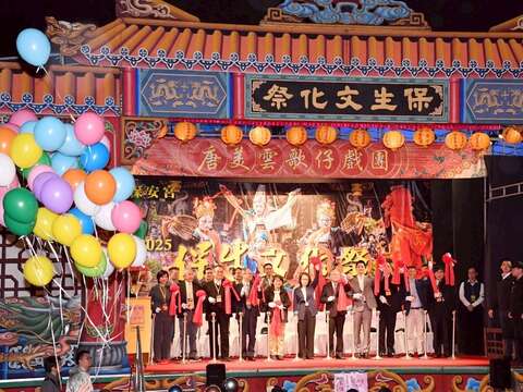 2025保生文化祭開鑼式-邀請國寶級廖瓊枝老師以及唐美雲老師所指導的薪傳歌仔戲劇團表演(圖片來源：臺北市政府秘書處媒體事務組)