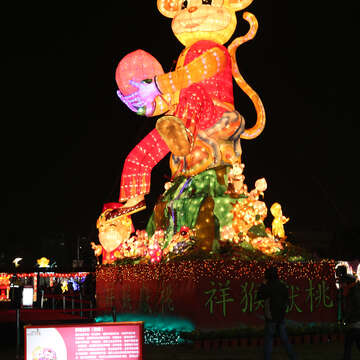 今年台灣燈會的副燈「祥猴獻桃」，相當光彩奪目。（陳祖榮提供）
