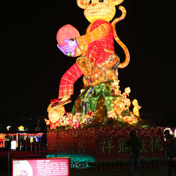 今年台灣燈會的副燈「祥猴獻桃」,相當光彩奪目。(陳祖榮提供)