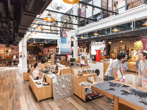 近年來西門町開啟文創平台，台北市文化基金會透過多角化經營，使西門紅樓成為指標景點。（施純泰攝）