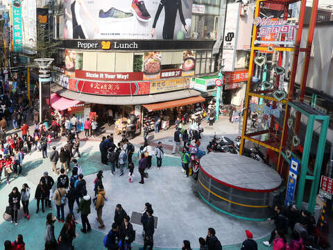 如今的西門町儼然是青少年次文化的殿堂。（賴建宏攝）