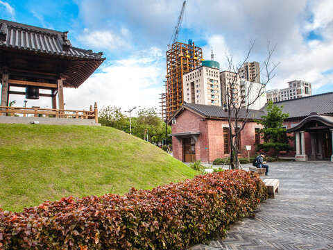 散發濃濃日式風情的西本願寺，現已變身為藝文休閒場域。（施純泰攝）