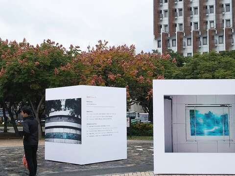 2014年「城市精神攝影展」,吸引路過中山21號廣場的民眾駐足觀賞。(圖/台北大內藝術區提供)