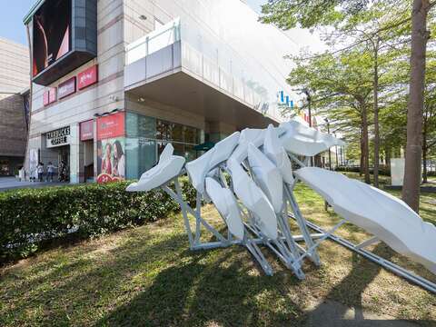 結合藝術與生活圈,讓藝術作品走入街角,使整個街區成為展覽的一部分。(圖/台北大內藝術區提供)