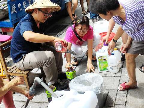 北投焚化廠有機培養液(土)睦鄰大放送,讓每一個市民都能當個有機好農夫。(圖/台北市環保局北投焚化廠提供)
