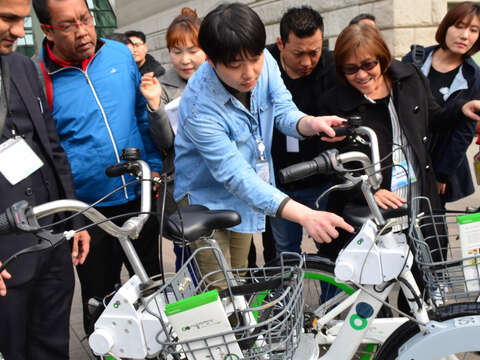 CityNet移訓計畫提供參訓學員互相學習成功政策的機會。(圖為首爾市政府向學員介紹SeoulBike/CityNet城市網提供)