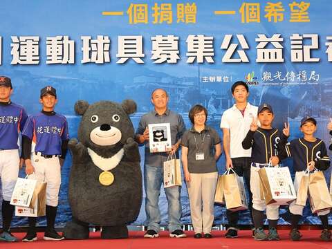北市府特地準備世大運紀念品送給參與記者會的大家!