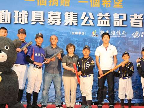 秘書長蘇麗瓊(左五)、局長簡余晏(右ㄧ)、張泰山(左四)、呂彥青(右四)及小朋友們共同響應捐贈球具