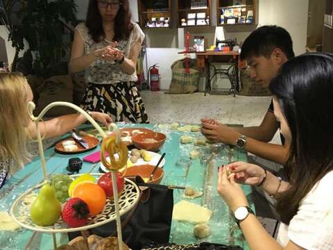 旅館業者帶領旅客DIY鳳梨酥