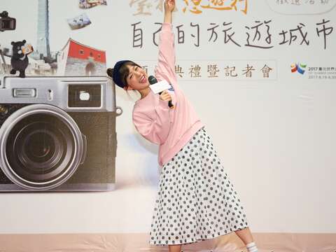 活動代言人林彥君於頒獎典禮現場秀出可愛三連拍。