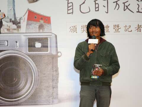 照片類第一名狄樂平於頒獎典禮上分享作品理念。