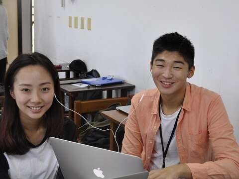 為爭取擔任世大運青年記者，黃林瑩(左)每兩週往返台北、韓國，參與培訓課程1