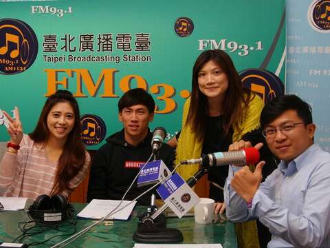 高茂傑(左二)與主持人陳思宇(左一)、Kelly(右二)及楊景棠(右一)合照