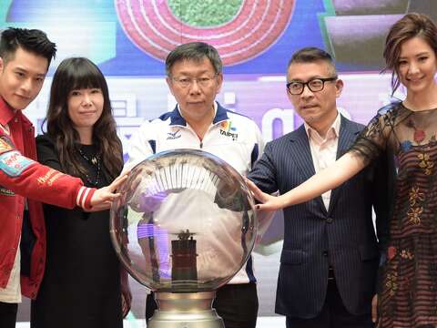 市長柯文哲與愛心大使周湯豪與安心亞、三立電視張正芬、臺北101劉家豪啟動開城儀式