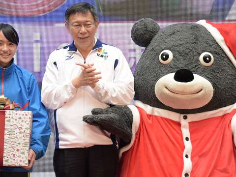 市長柯文哲與2017世大運宣傳大使熊讚，將祝福與禮物送給尖石國中田徑隊
