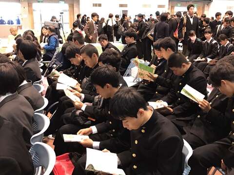 清水櫻丘高校同學們專心地閱讀《台北滿喫》手冊
