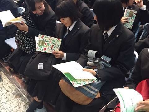 同學們都很喜歡《台北滿喫》手冊，拿在手上不停翻閱