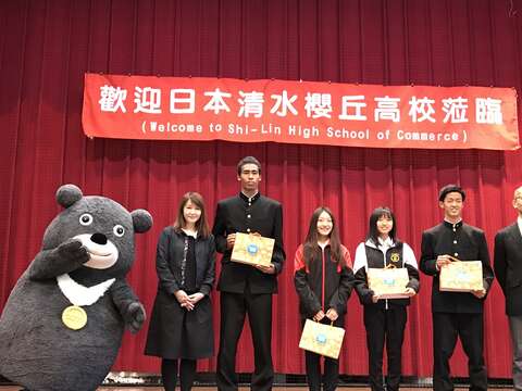 熊讚與觀傳局局長簡余晏(左2)、清水櫻丘高校學年主任奥村仁一(右1)、台日學生開心PK