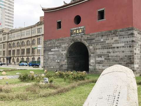 北門一度被引橋包圍,現已拆除,氣象一新。(魚夫攝)