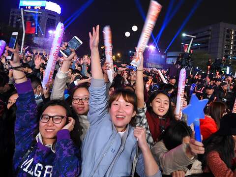 隨著2017年腳步越來越近，趕快和家人朋友相約，一起來參加一年一度的台北跨年晚會。（劉佳雯攝）