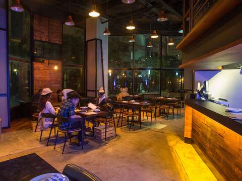 BLVD Gastropub是氣氛輕鬆的美式餐廳。